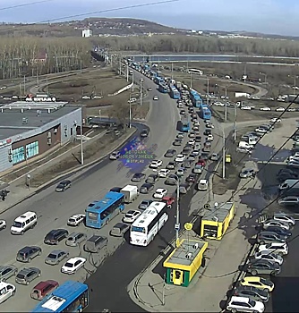 Огромная пробка образовалась в Новокузнецке из-за ДТП с фурой