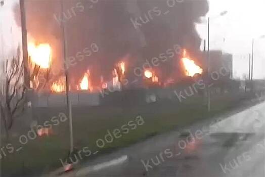 Появились кадры мощного пожара после ударов по Одессе