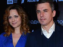 Семейный отдых: Петренко опубликовал фото молодой жены с тремя дочками