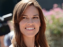 Мальчик и девочка: Актриса Хилари Суэнк впервые стала мамой в 48 лет, родив двойню