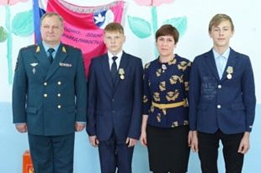 Алтайских школьников, спасших одноклассника, наградили медалями МЧС