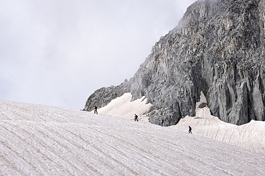 Трое российских туристов сорвались с Вилючинского вулкана на Камчатке. К ним добираются МЧС и врачи