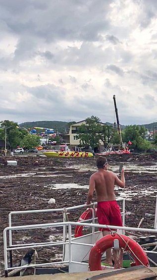 Мужчина снимает видео после сильного ливня в Краснодарском крае