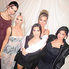 Сёстры в сборе: Ким Кардашьян поделилась семейным снимком с празднования своего дня рождения
