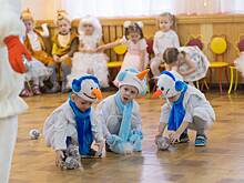 В России чиновники вручили детям новогодние подарки с «чертиком» и разозлили их родителей