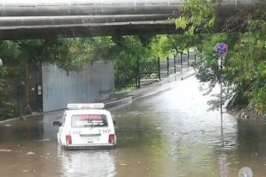 На улице Фадеева во Владивостоке тонут машины