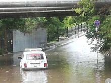 На улице Фадеева во Владивостоке тонут машины