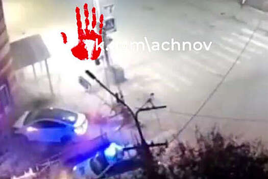 В Чебаркуле на видео попало, как женщина на авто влетела в здание во время погони