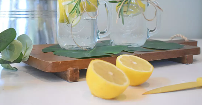 Врач Лебедева: При запорах и отеках рекомендуется пить воду с лимоном