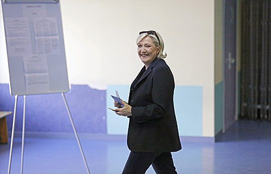 Ле Пен проголосовала на парламентских выборах во Франции