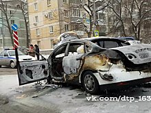 В Самаре такси с пассажиром попало в ДТП и выгорело дотла