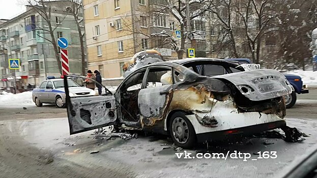 В Самаре такси с пассажиром попало в ДТП и выгорело дотла