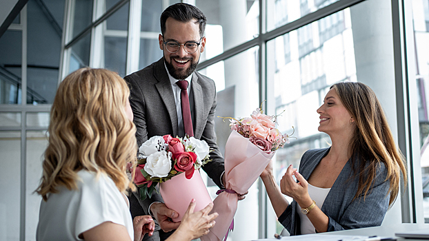 Что подарить коллегам на 8 Марта: топ хороших идей для презентов