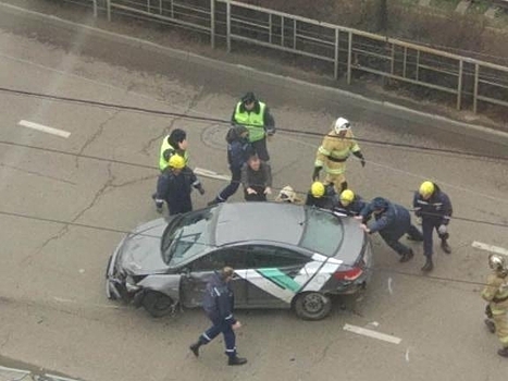 В Краснодаре перевернулся автомобиль каршеринга