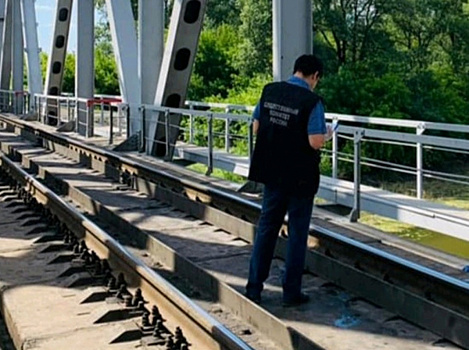 Под Самарой после наезда электрички один железнодорожник погиб, другой попал в больницу