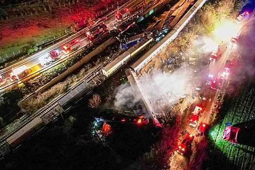 Премьер Греции Мицотакис пообещал расследовать причины столкновения поездов