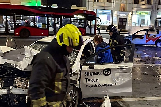 В массовом ДТП в центре Челябинска вспыхнул автомобиль
