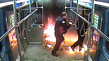 Американец поджег поезд с полицейскими: видео