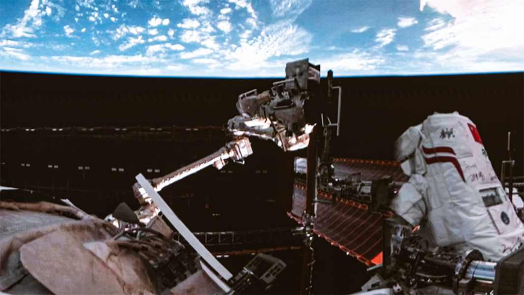 Застрявшие на орбите китайские космонавты возвращаются на Землю