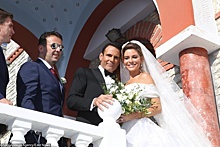 Карета, лимонные букеты и кутюрное платье: рестлерша Мария Менунос и медиаменеджер Кевена Андергаро сыграли вторую свадьбу в Греции