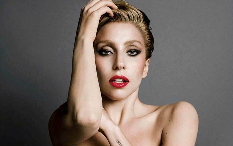 Леди Гага. Образ эпатажной певицы обязывает Леди Гагу сменять свою улыбку на томное выражение лица. 