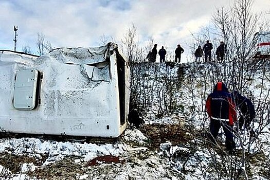 Автобус с 18 пассажирами перевернулся в российском регионе