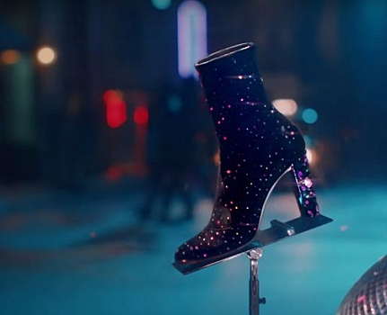 В ДЛТ приехала новогодняя обувь от Jimmy Choo — прямиком из культовой рекламы с Карой Делевинь