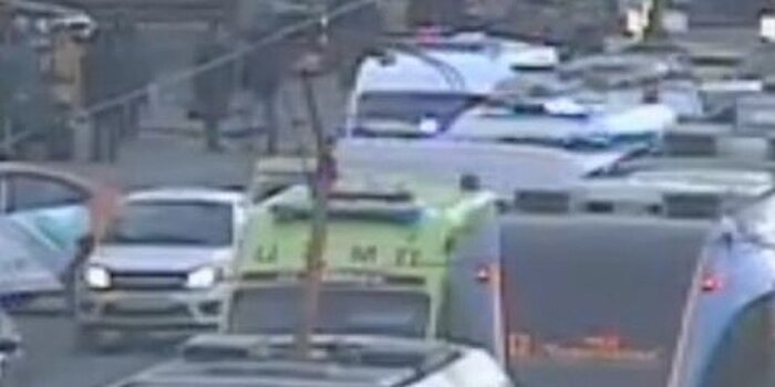 Машина скорой помощи с тяжелым больным попала в ДТП