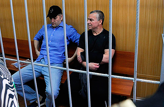 Судебная драма Магомедовых: золотой пистолет, пропавший самолет и гордость за малую родину