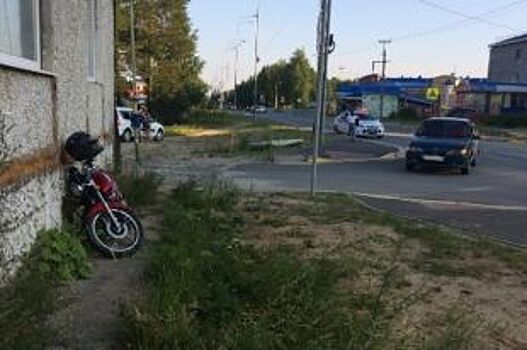 В Советском мопед врезался в автомобиль