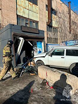 Нива протаранила киоск в Оренбурге