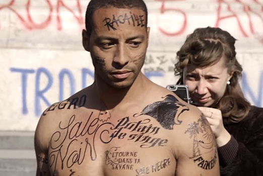 «Живой билборд»: человек сделал татуировки с расистскими оскорблениями