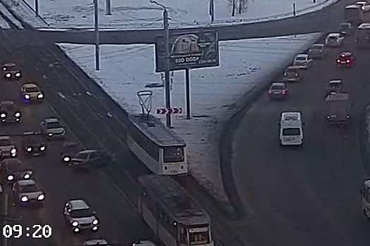 На Свердловском проспекте легковушка попала под трамвай