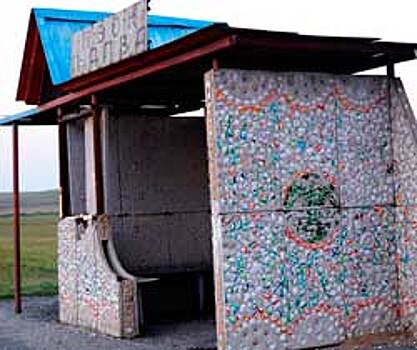 Интересный факт: в Челябинской области стоят "фарфоровые" остановки из осколков разбитых чашек