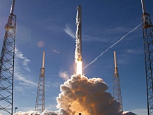 Инженеры готовят к запуску космический аппарат, работающий на воде