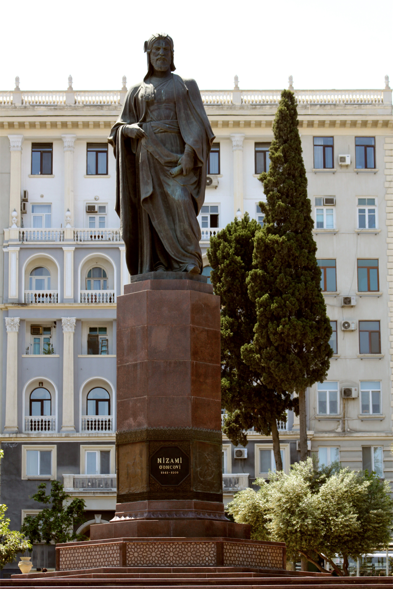 Памятник Низами Гянджеви, Баку, Азербайджан