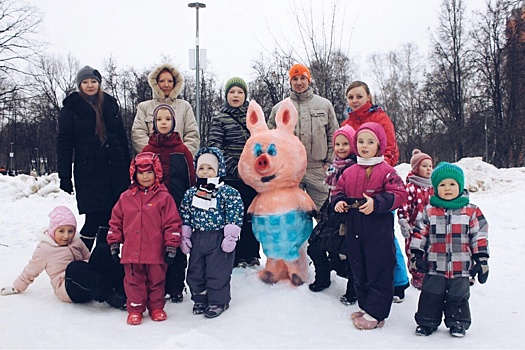 В Перовском парке учатся лепить цветных снеговиков
