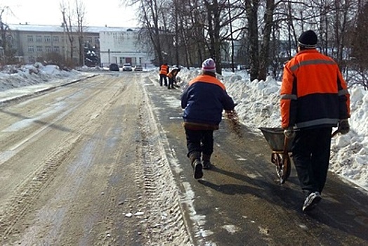 Около 4 тыс км подмосковных дорог обработали противогололедными реагентами за сутки