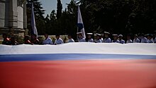 День флага России: в Севастополе развернули 50-метровый триколор