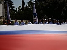 День флага России: в Севастополе развернули 50-метровый триколор