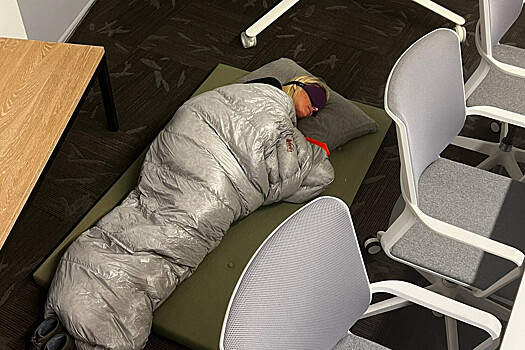 В Twitter высмеяли Маска фотографией в спальном мешке