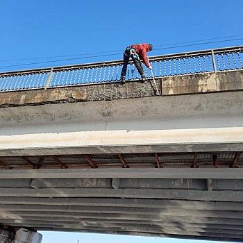 В Оренбурге убрали опасные элементы с автомобильного моста через Урал