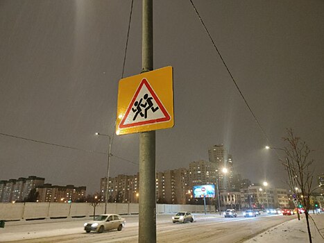 На улице Молдагуловой отремонтировали знак «Начало полосы»