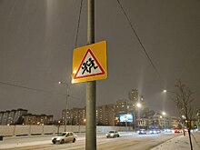 На улице Молдагуловой отремонтировали знак «Начало полосы»