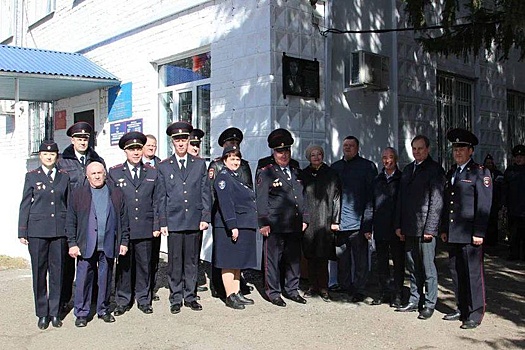 В Томской области открыли памятную доску прототипу участкового Анискина