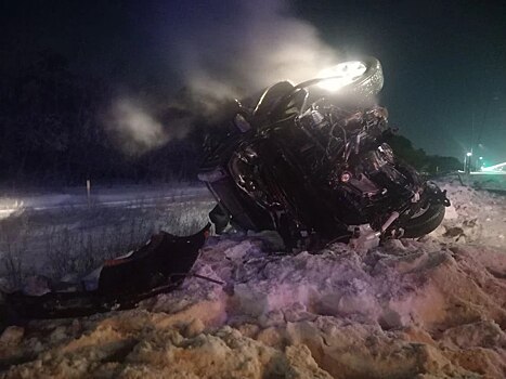 В Оренбуржье иномарка въехала в отбойник и загорелась