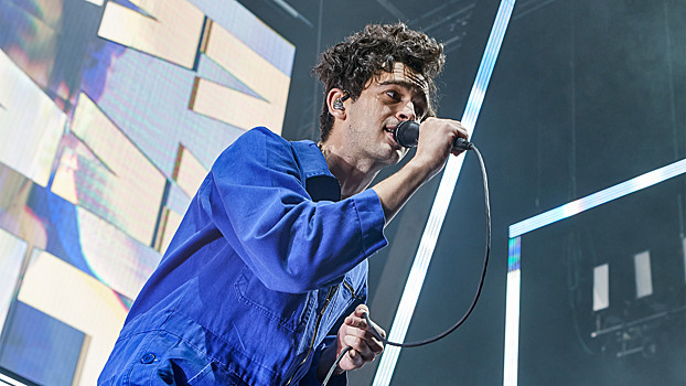 The 1975 попросили фанатов присылать воспоминания о группе для «совместного видео»