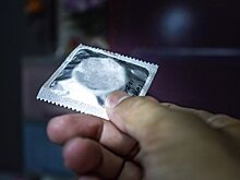 Российский депутат достал презерватив и вызвал коллегу сразиться в цирке