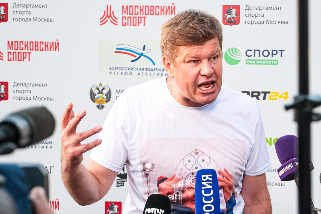 Губерниев иронично ответил на высказывание Гараничева о завершении карьеры