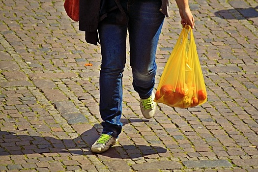 Европарламент запретил одноразовые пластиковые пакеты